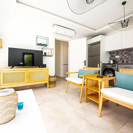 Amazing House With Balcony 1 Min Walking Distance To The Beach In Bodrum 度假居 *
